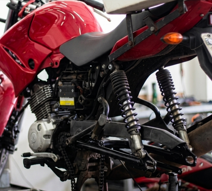 Manutenção de suspensão traseira de motocicleta